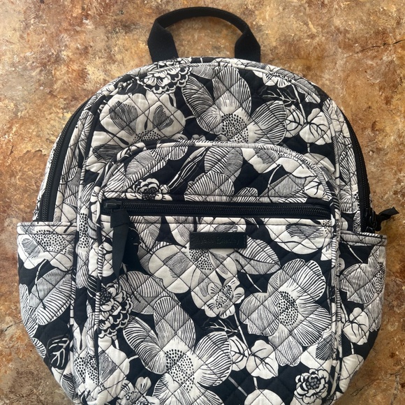 VERA BRADLEY BACKPACK NWOT BEAUTIFUL QUILTED BAG~NEVER USED - Picture 7 of 7